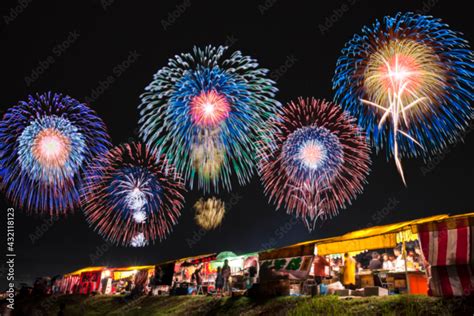 花火と屋台と群衆。 日本の夏祭りのコンセプト（※ぼかし加工あり） Stock-Foto | Adobe Stock