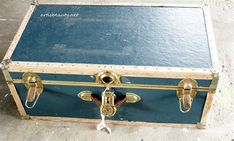 ART IS BEAUTY: French Vintage Travel Trunk