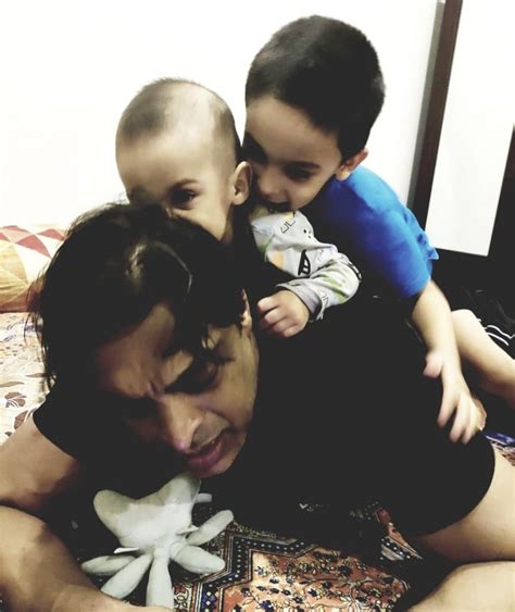 Shoaib Akhtar With His Adorable Sons - Pictures | Reviewit.pk