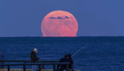 Bad Astronomy | Time-lapse videos of a Moonrise show mirages | SYFY WIRE