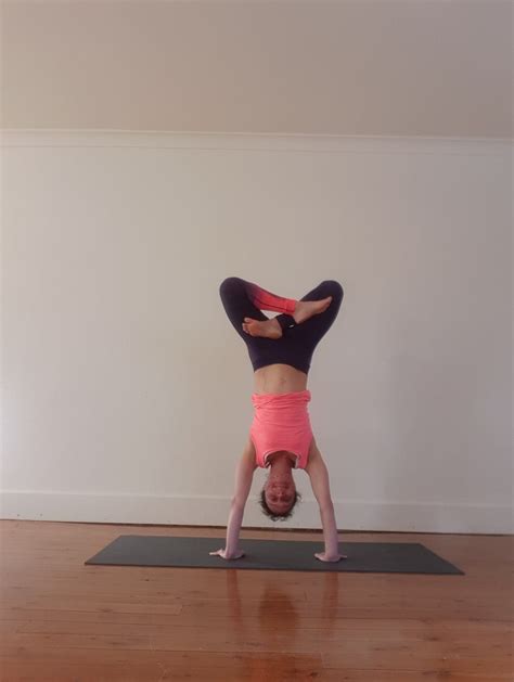 How to nail a handstand- 10 tips for beginners! - Flying Yogis