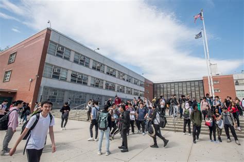 Undercover cop ridiculed by students at Bronx Science while acting on tip