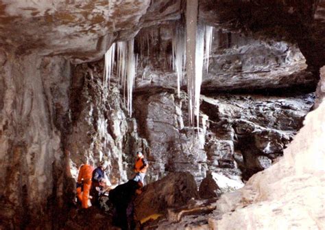 Eight remain trapped in Western Europe’s longest cave - SWI swissinfo.ch