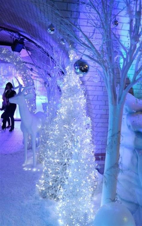 42 Beautiful Winter Wonderland Lighting Ideas For Outdoor And Indoor Decor - HOMYHOMEE