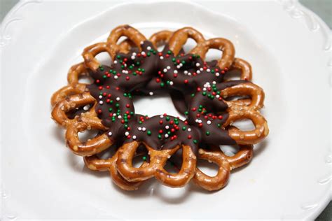 Recipes from Michelle's Kitchen: Pretzel Wreaths