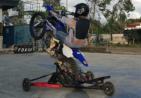 How To Do A Bike Wheelie / How to Perform Clutch Wheelies on a Motorcycle: 10 Steps / Canyon ...