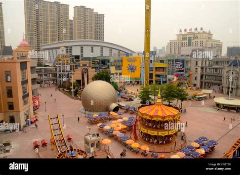 Construction workers China - New South China Mall, Dongguan China. World's biggest shopping mall ...