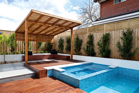 REAL POOL: Fully-tiled pool and spa design - Completehome