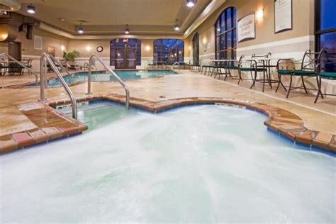 Suites & Hotels with Hot Tubs in Milwaukee ️ (Recommended)