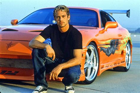 Downloaden Paulwalker Mit Seinem Geliebten Auto Wallpaper | Wallpapers.com