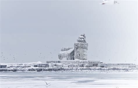 Ice-covered lighthouse wows the world • farflungtravels.com