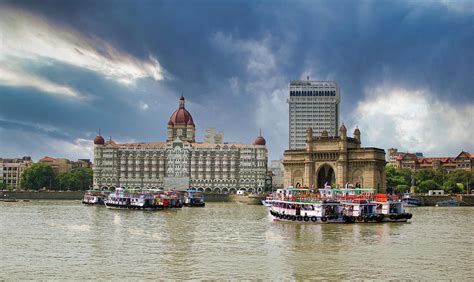 Mumbai, India Wide angle shot of Gateway of India and Taj hotel against ...