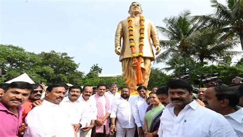 కొండా లక్ష్మణ్ బాపూజీ విగ్రహాన్ని ఆవిష్కరించిన కేటీఆర్..