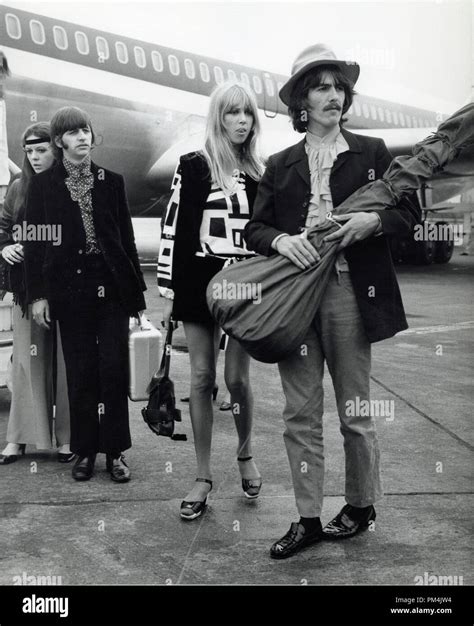 Beatles George Harrison et Ringo Starr avec Pattie Boyd et Maureen,1968 ...