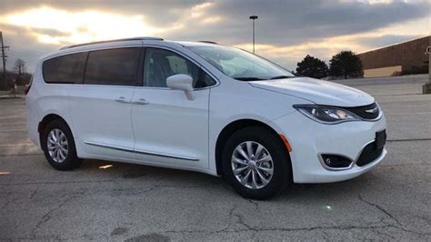 Enjoy Life Behind the Wheel of the New 2019 Chrysler Pacifica Touring L ...