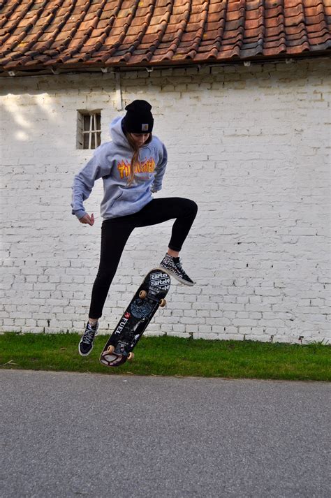 Damn that pop tho /Asiaskate/ Look Skater, Skater Girl Style, Skate ...