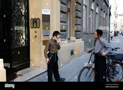 Aug 2008 - Orthodox Jewish kids at the Jewish quarter in Leopoldstadt ...