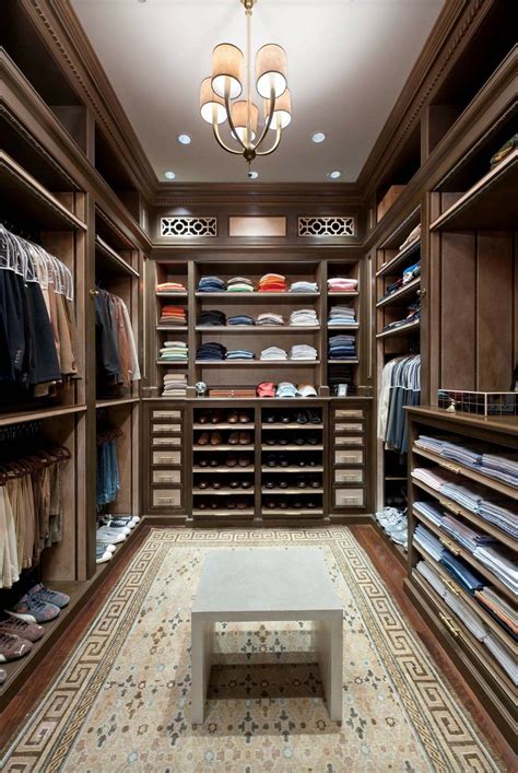 classic look of andark brown walk in closet | Diseño de armario para dormitorio, Armario de lujo ...