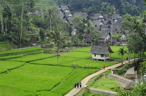 Ragam Kerajinan Budaya Kampung Naga