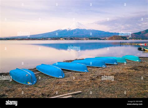 The beautiful mount Fuji in Japan at sunrise Stock Photo - Alamy