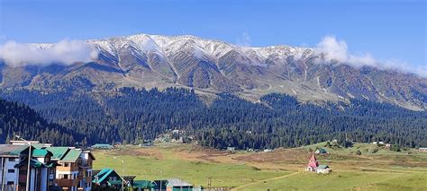 Kashmir valley experiences seasons first snowfall - Jammu Kashmir ...