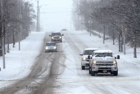 Hundreds of thousands without power after Oregon ice storm