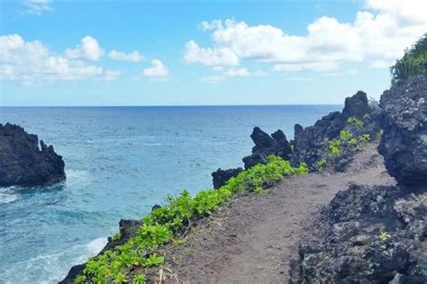 Hiking the Waianapanapa Coastal Trail for 30 minutes 🌋 How much time do you need in Waianapanapa ...