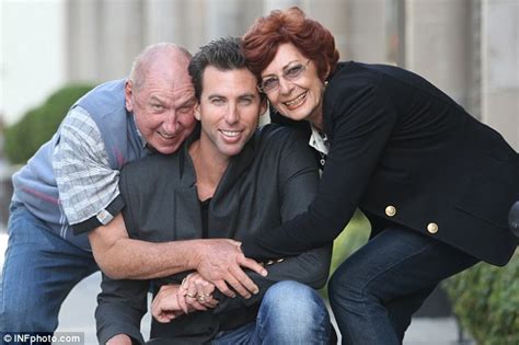 Grant Hackett poses for family photo with parents | Daily Mail Online