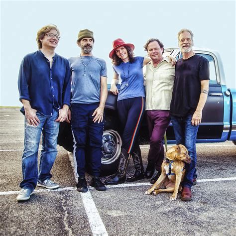 Edie Brickell & New Bohemians music, stats and more | stats.fm