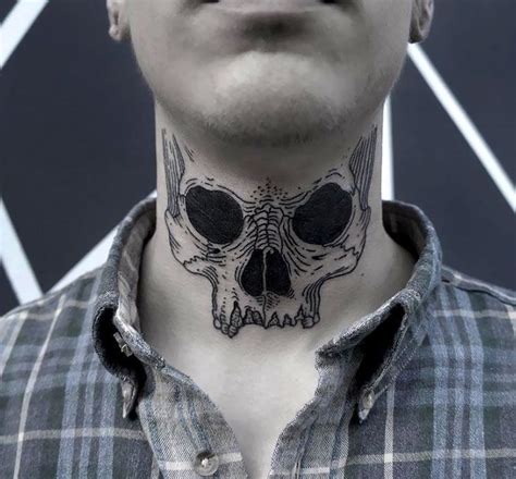 Skull On Neck | Tatuagem no pescoço, Tatuagens pequenas no peito ...