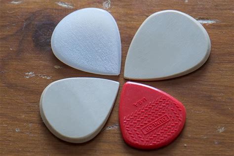 An Essential Guide To Guitar Pick Thickness - National Guitar Academy