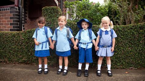 Quel uniforme scolaire porter - Filles nues et leurs chattes