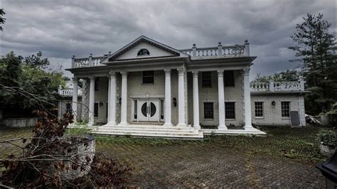 Explore The Gotti's Abandoned Mansion with John Gotti's Vintage Cars