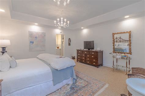 Elegant Rooms in Urbanna, VA - The Chesapeake Inn — The Chesapeake Inn