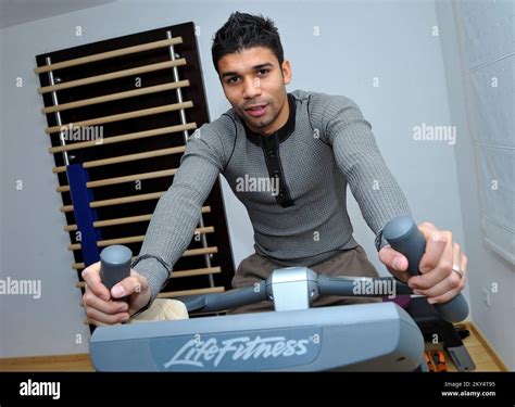 Arsenal's Eduardo da Silva during physiotherapy from his injury ...