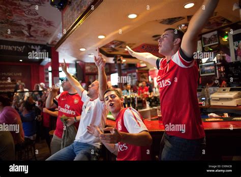 Arsenal football fans watching the game on television inside The Stock Photo: 50616171 - Alamy