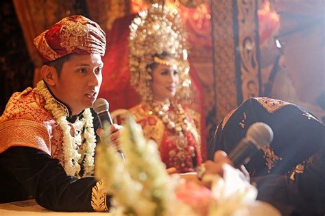 Traditional Minang Wedding by Buchyar - www.thebridedept.com | Kebaya pernikahan, Pernikahan ...