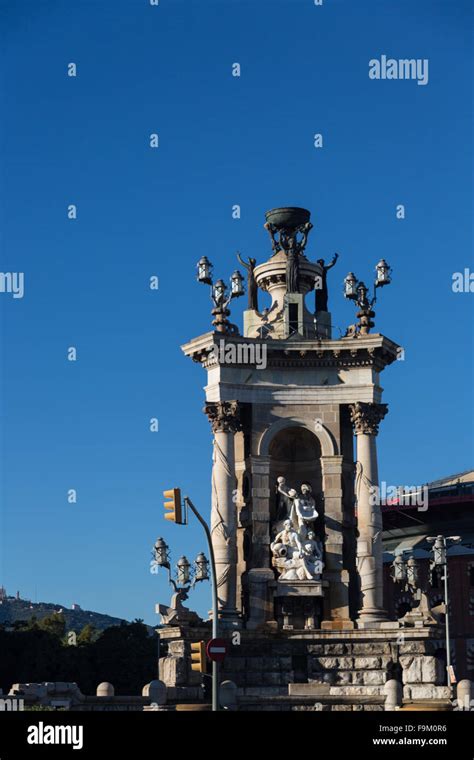 Plaza de Espana fountain with National Palace in background, Barcelona ...