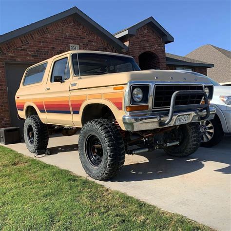 Restored and Lifted Full-Size Ford Bronco on 35 Inch Tires