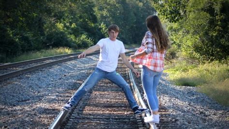 Video The Dangers of Taking Photos on Train Tracks - ABC News