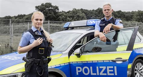 Polizistin und Polizeibeamter | PropCop Effects & Filmproduktion