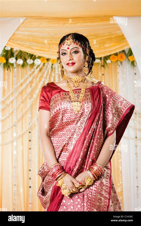 Portrait of a bride in traditional Bengali dress Stock Photo - Alamy