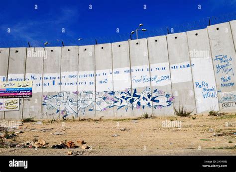 The Israeli West Bank barrier to the north of Jerusalem Stock Photo - Alamy