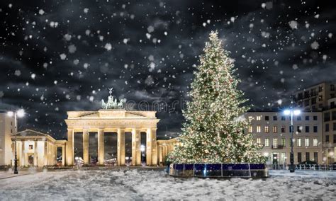 Brandenburg Gate in Berlin, with Christmas Tree and Snow Stock Photo ...