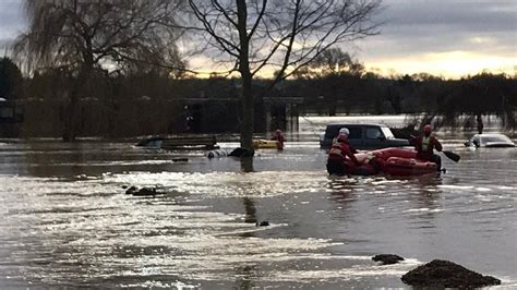 Bedfordshire flooding: More than 1,300 told to evacuate - BBC News