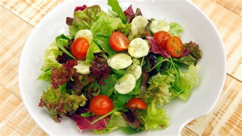 Ensalada de lechuga con tomates cherry, receta fresca y saludable