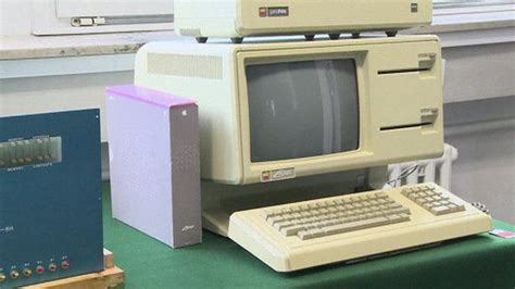 Apple 1 from 1976 signed by Wozniak sells for $650,000 - BBC News