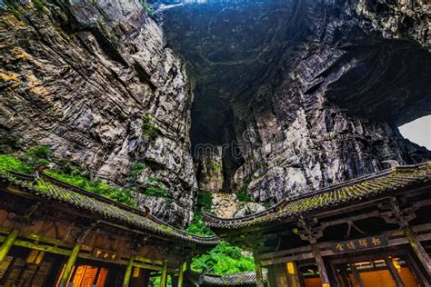 Tienfu-Penthaus in Drei Natürlichen Brücken Stockfoto - Bild von architektur, grenzstein: 78964760