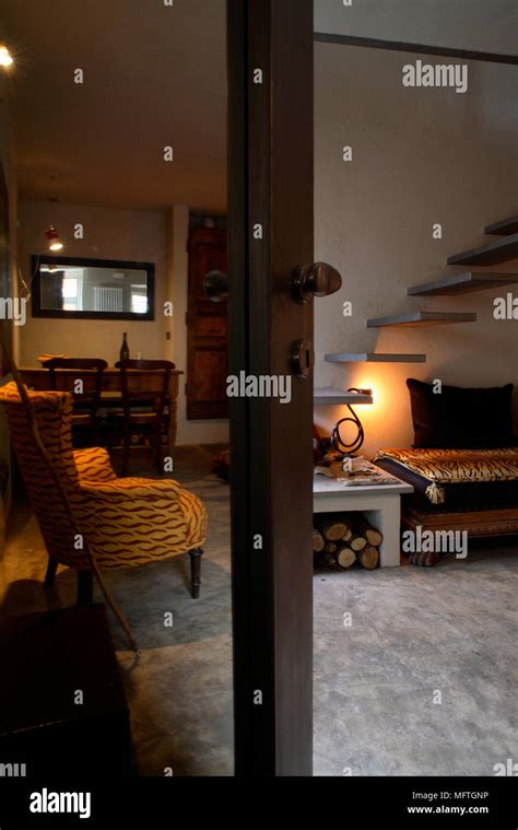 Dimly lit room hi-res stock photography and images - Alamy