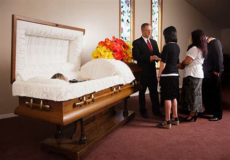 Pictures Of Dead Bodies In Caskets